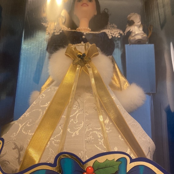 NRFB Disney’s Snow White Holiday Princess 3rd in a Special Edition series doll - Picture 6 of 13